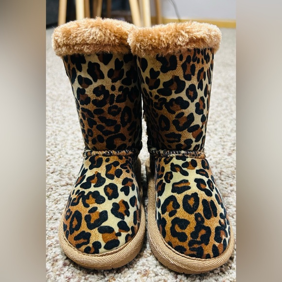 Other - Brand New- Leopard Print Bow-Back Fur Boots